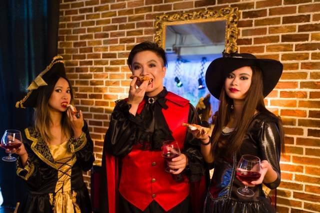 コスプレ衣装のレンタル!ハロウィン衣装でピザを食べている人々
